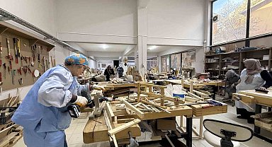 Kadınlar ahşap atölyesinde hem öğreniyor hem üretiyor