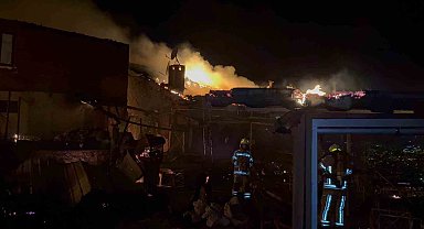 Kafede çıkan yangın işletmeyi küle çevirdi