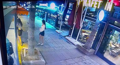 Kafeye gelenler cam kapıyı fark etmeyerek çarptı, çalışanlar "Biz de ne yapacağımızı şaşırdık" dedi