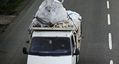 Kağıt taşıyan araçtan Kur'an-ı Kerim sayfaları savruldu: 2 kişi hakkında işlem başlatıldı