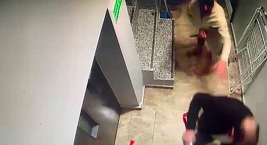 Kağıthane'de aldattığını öne sürdüğü eşi ve sevgilisini otelde basarak yaraladı, o anlar kamerada