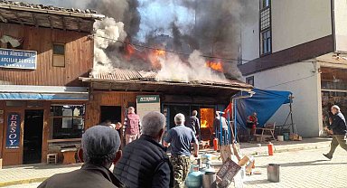 Kalaycı dükkanındaki yangını söndürmek için seferber oldular