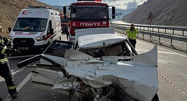 Kamyona arkadan çarpan otomobil hurdaya döndü; 1 ölü 1 yaralı