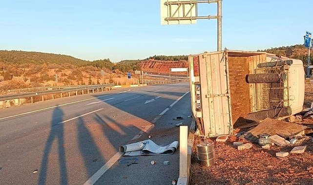 Kamyonun çarptığı kamyonet devrildi: 1 ölü, 1 yaralı