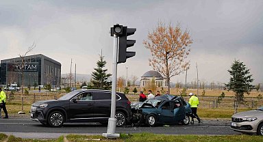 Kamyonun freni boşaldı, zincirleme kaza yaşandı: 2 yaralı