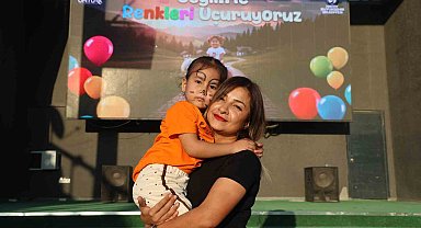 Kansere karşı savaşını kazanan Ceylin'in zaferi gökyüzüne bırakılan balonlarla kutlandı