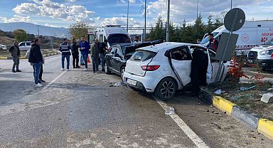 Karabük'te iki otomobil çarpıştı: 7 yaralı