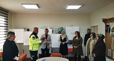 Karacabey'de jandarmadan Öğretmenler Günü'nde anlamlı ziyaret