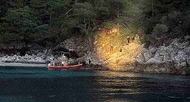 Karadan ulaşım olmayan koyda mahsur kalan düzensiz göçmenler kurtarıldı