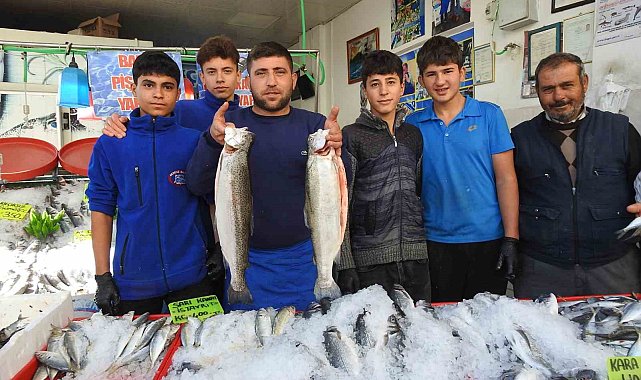 Karadeniz'deki bolluk balık fiyatlarını düşürdü: Kilis'te hamsi 100 liraya indi