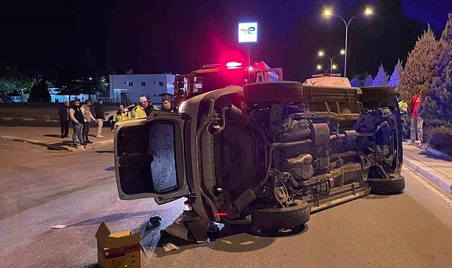 Karaman'da çarpışan iki araçtan biri devrildi: 2 yaralı