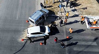 Karaman'da hafif ticari araçla otomobil çarpıştı: 3 yaralı