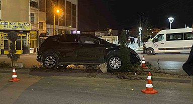 Karaman'da kontrolden çıkan otomobil refüje çıktı
