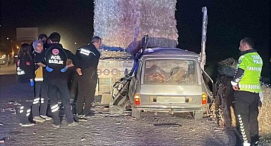 Karaman'da otomobil tıra ok gibi saplandı: Karı-koca hayatını kaybetti