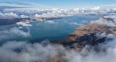 Karla kaplı dağ ve eteğindeki göl, kartpostallık görüntüler oluşturdu