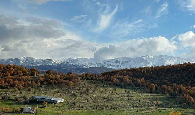 Karla kaplı dağlar sonbaharın renkleriyle buluştu