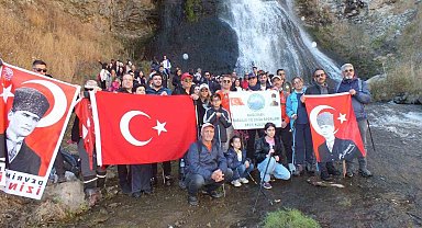 Kars'ta 100 dağcı Susuz Şelalesi'ne yürüdü