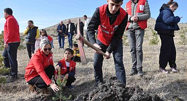 Kars'ta 5 bin 500 fidan toprakla buluştu