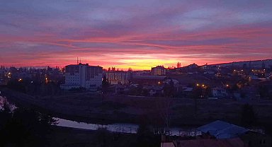 Kars'ta gökyüzü kızıla büründü