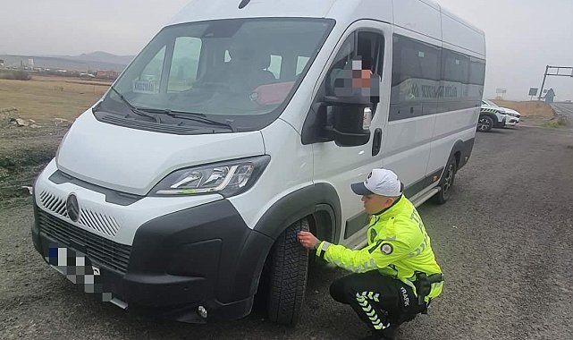 Kars'ta trafik ekiplerinden kış lastiği uygulaması