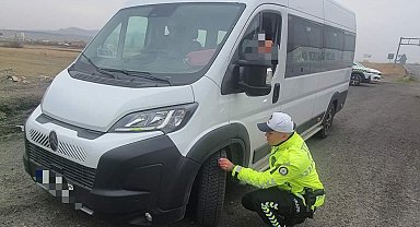 Kars'ta trafik ekiplerinden kış lastiği uygulaması