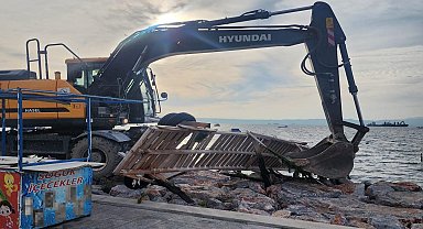 Karşıyaka'daki kaçak iskeleler yıkılıyor