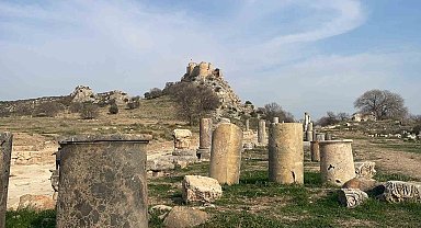 Kastabala Tiyatrosu'ndaki kazılarda yeni masklar ortaya çıkarıldı
