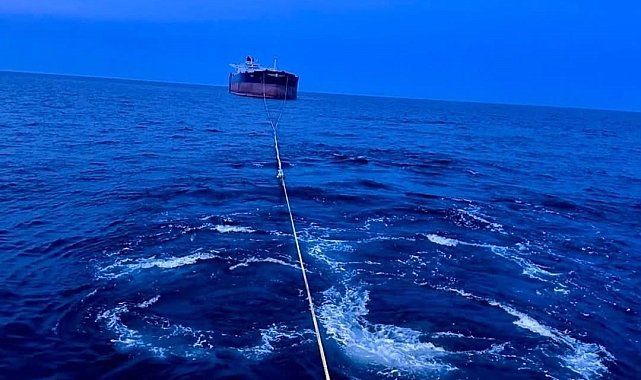 Kastamonu açıklarında isabet alan "Virat" isimli gemi Türkeli'ye çekiliyor