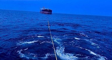 Kastamonu açıklarında isabet alan "Virat" isimli gemi Türkeli'ye çekiliyor