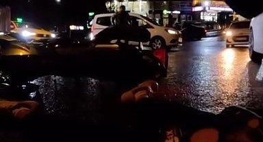 Kavşakta motosikletliye araba çarptı