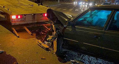 Kavşakta otomobile çarptı, karşı yola geçti: 2 yaralı