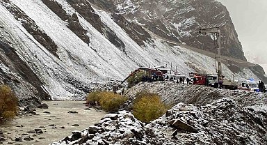 Kayadan kaçan araç Zap Suyu'na düştü: 4 madenci kurtarıldı