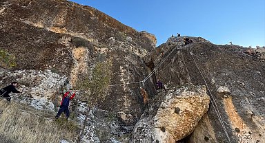 Kayalıklarda mahsur kalan 25 keçi kurtarıldı