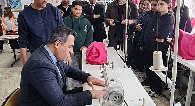 Kaymakam Dalak öğrencilerle dikiş dikip çapa yaptı