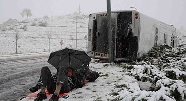 Kaza sonrası sağlık ekiplerini şemsiye ile yatarak bekledi