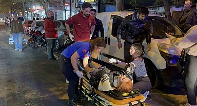 Kazaya karışan motosikletliye bakarken kaza yaptı