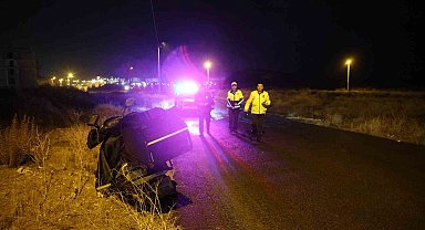 Kediye çarpmamak için ani fren yapan motosikletli yola savruldu