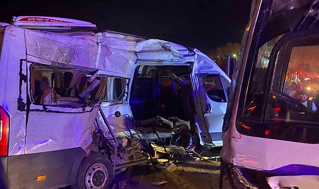 Kemalpaşa'da işçi servisleri çarpıştı: 15 yaralı