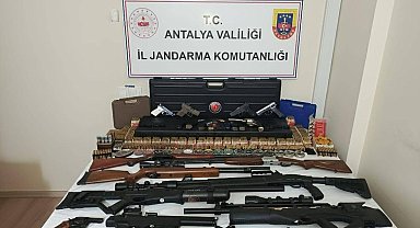 Kemer'de jandarmanın operasyon düzenlediği evden çok sayıda silah çıktı