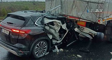 Keşan'da otomobil tırın dorsesine çarptı: 3 kişi yaralandı