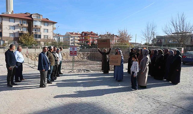 Kesilen doğal gaz borusu patlaması sonrası yıkılan apartmanın sakinleri yeni evlerine kavuşacakları günü bekliyor