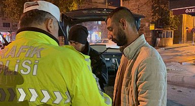 Kimlik isteyen polise sosyal medyasını açtı