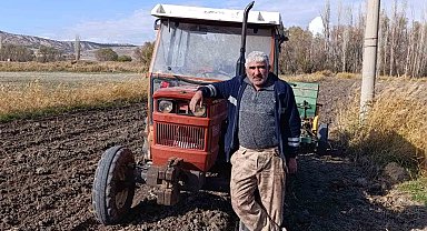 Kıraç toprağı eken çiftçi yağmur için dua ediyor