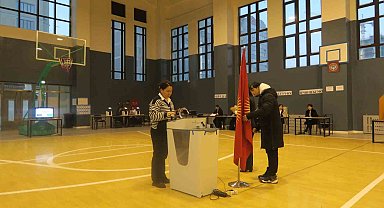 Kırgızistan'da halk erken parlamento seçimleri için sandık başında