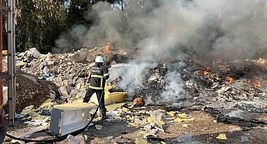 Kırıkhan'da hurdalık alanda çıkan yangını itfaiye ekipleri söndürdü