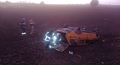 Kırıkhan'da otomobil tarlaya uçtu