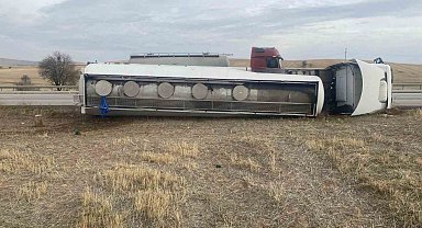 Kırıkkale'de akaryakıt tankeri devrildi: 1 yaralı