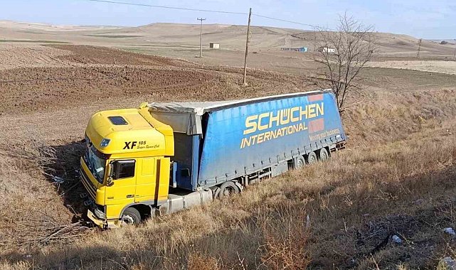 Kırıkkale'de tır devrildi: 1 yaralı