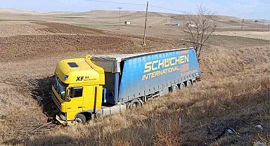 Kırıkkale'de tır devrildi: 1 yaralı