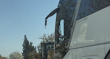 Kırılan aynayı eliyle tutup yolculuğa devam etti